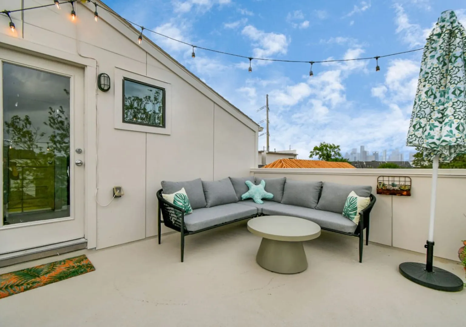 4Bdrm luxury home w skyline view — Photo 2