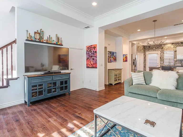 441 N Los Robles Ave — Photo 3