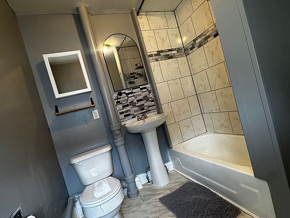 4th image of 377 Flower Ave E #1