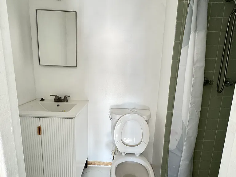 98 Logan Ave #2A — Photo 6