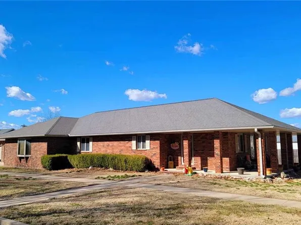 120 S 4th St, Mound City, KS 66056