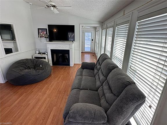 4th image of 101 Dogwood Cir