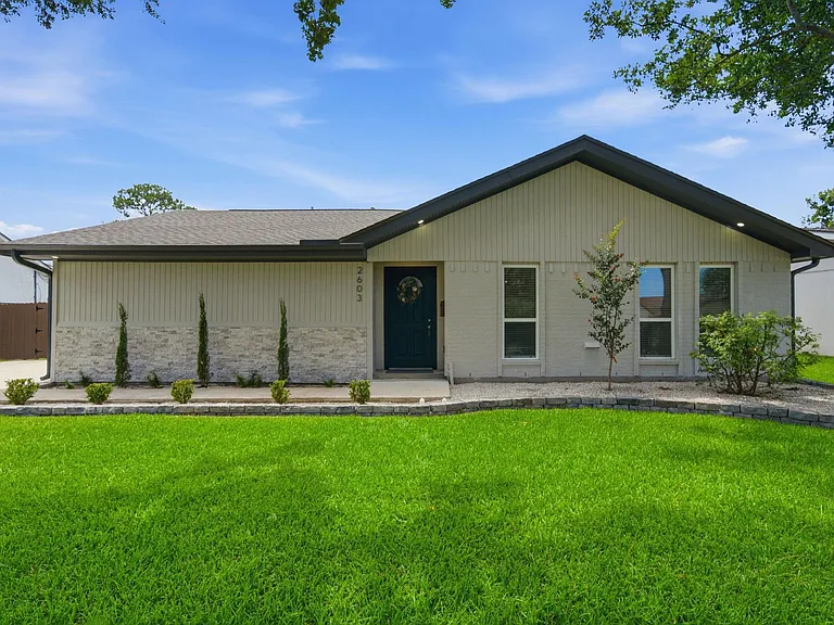 2603 Baycrest Dr — Photo 1