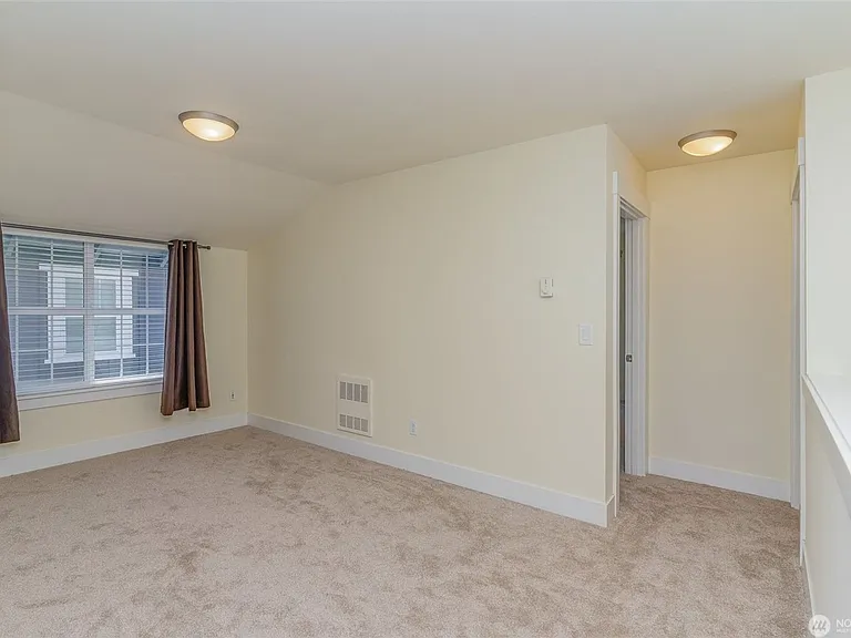 1774 25th Ave NE — Photo 13