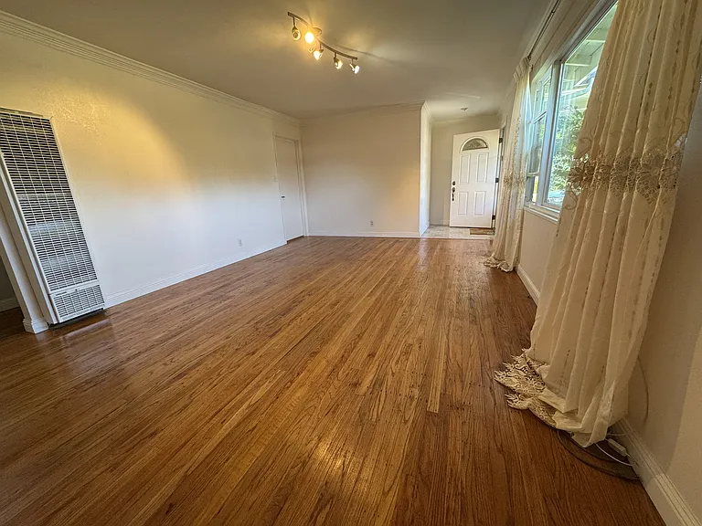 1066 Heatherstone Ave — Photo 3