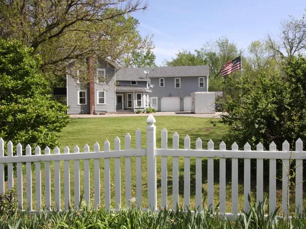 117 Timber Valley Dr, Blue Grass, IA 52726