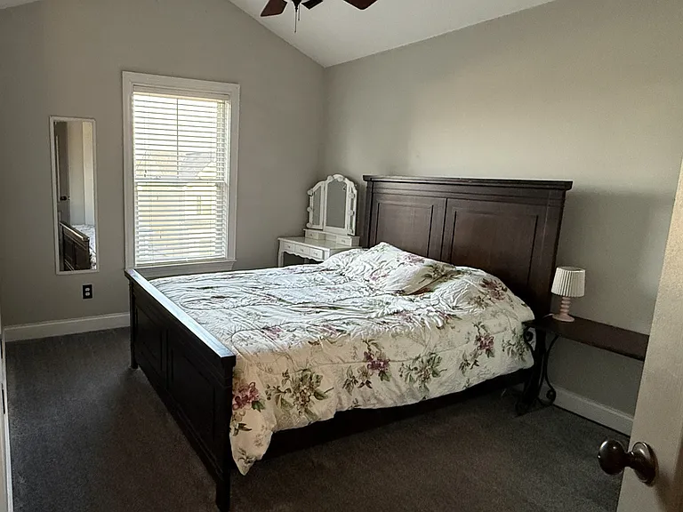 633 Dunrobin Ln — Photo 13