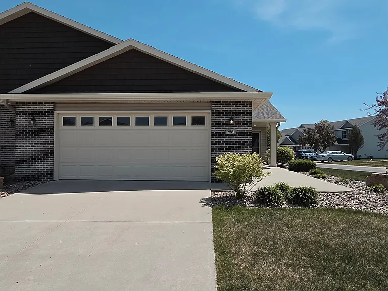 2581 Hawk Ridge Ct SE — Photo 2