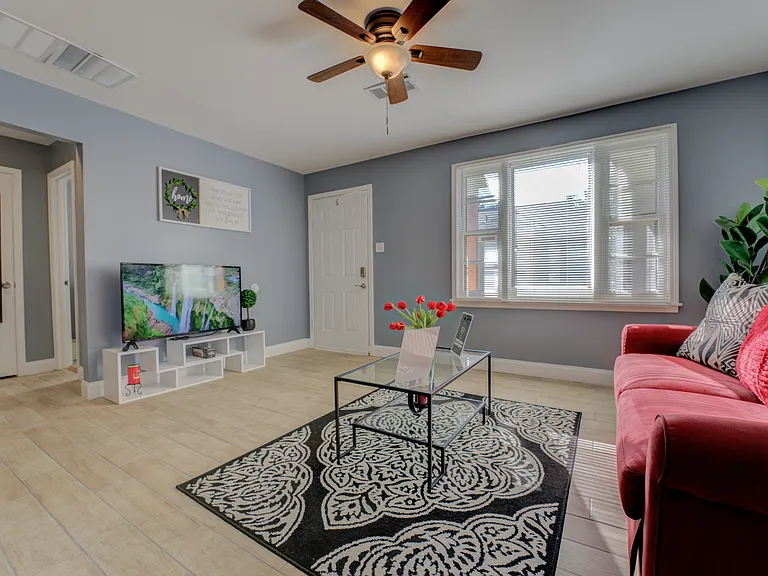 1050 N Pkwy #105 — Photo 22