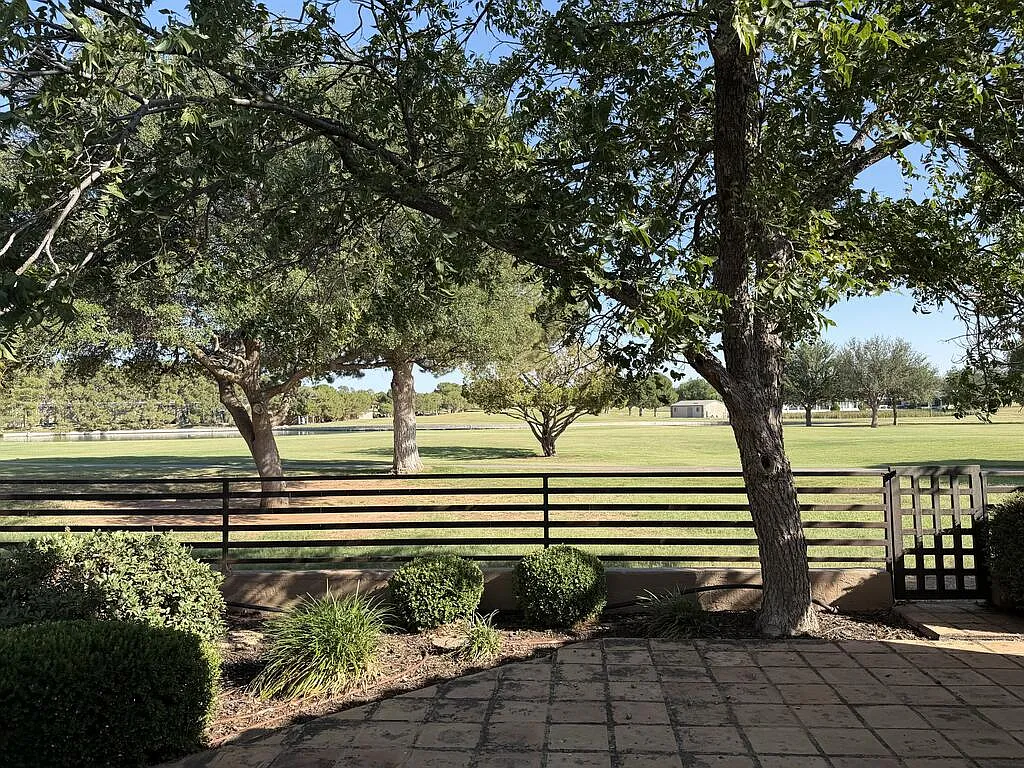 2 bed, 2.0 bath, 2500 sqft, $4,000 — Photo 2