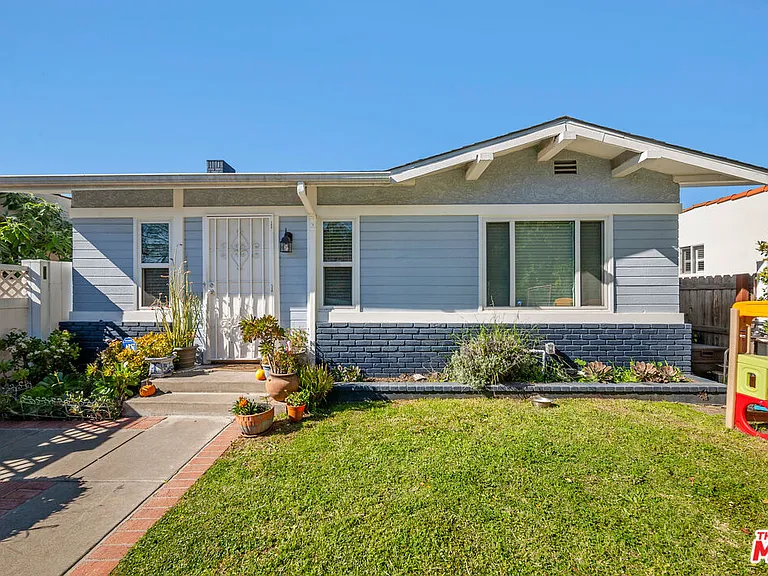 2227 Alsace Ave — Photo 1