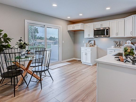 4th image of 160 Cloverleaf Ct #2