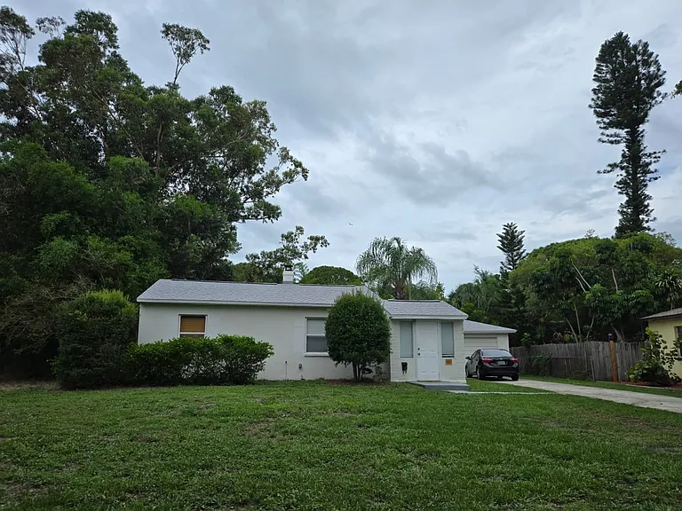 1611 Canterbury Rd N — Photo 2