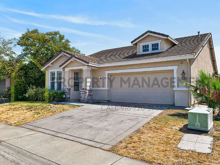1570 Charm Way — Photo 3
