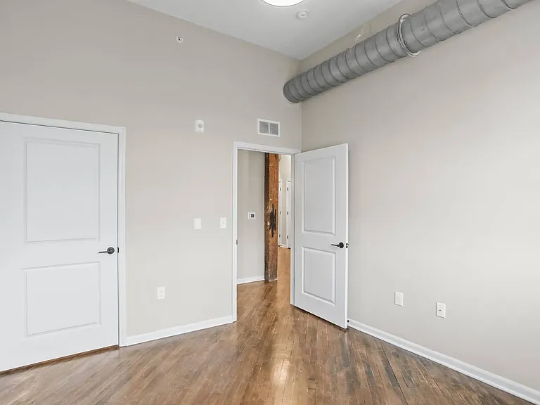 Lombard Commons — Photo 17