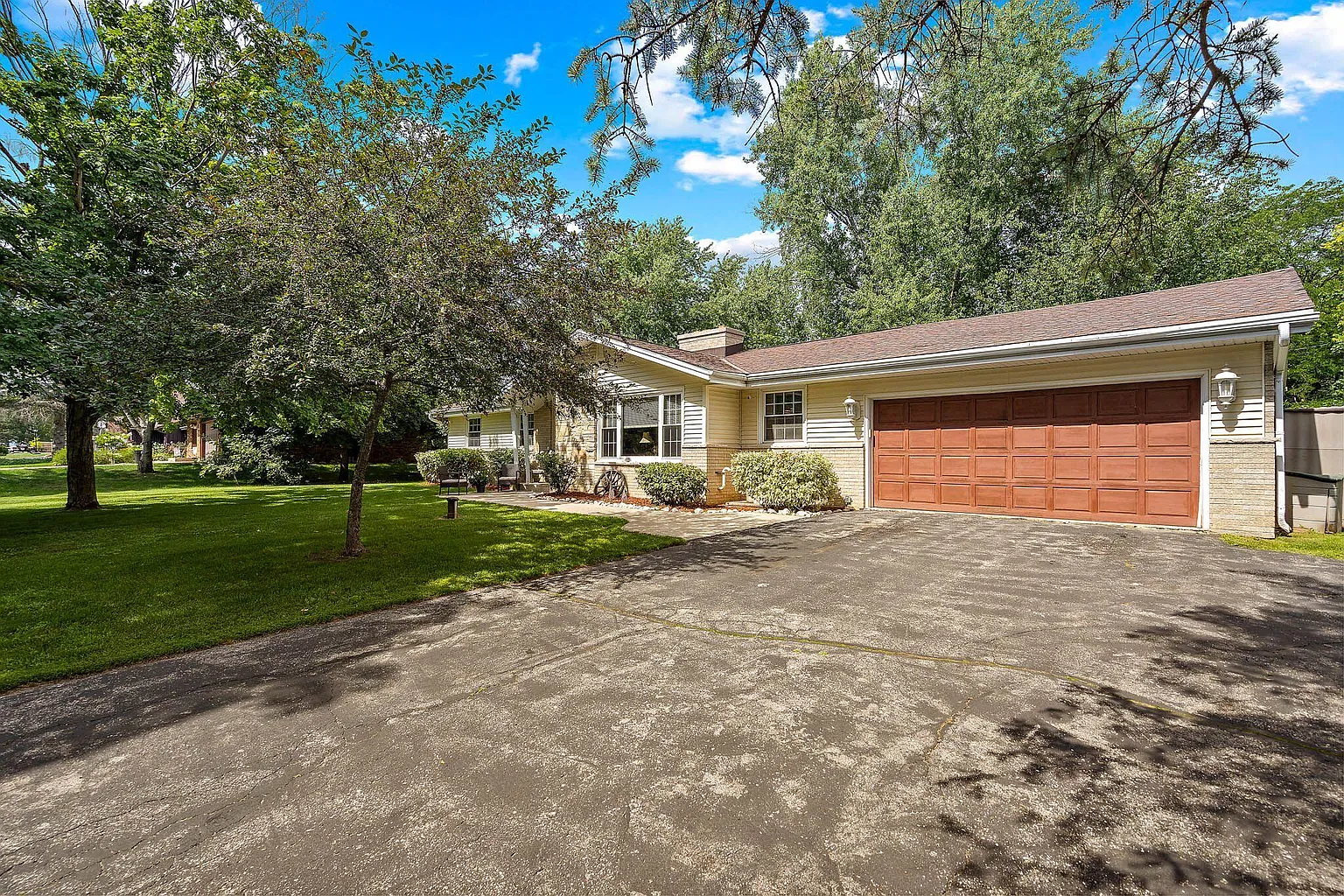 W225N8080 Rolling Hills Dr photo 1