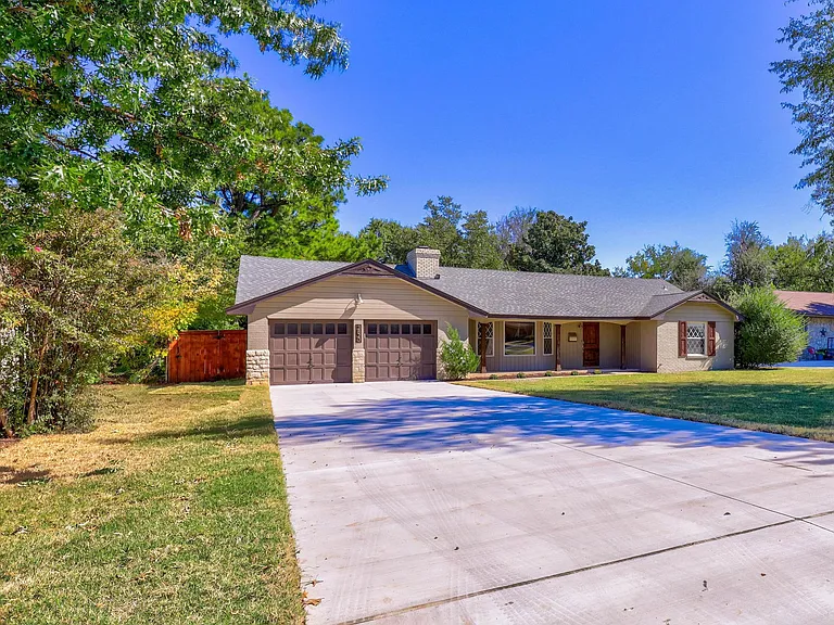 2820 Guilford Ln — Photo 3