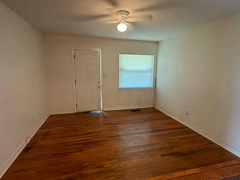 1327 Charlotte St — Photo 6