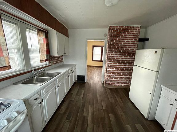 3rd image of 909 8th St SE