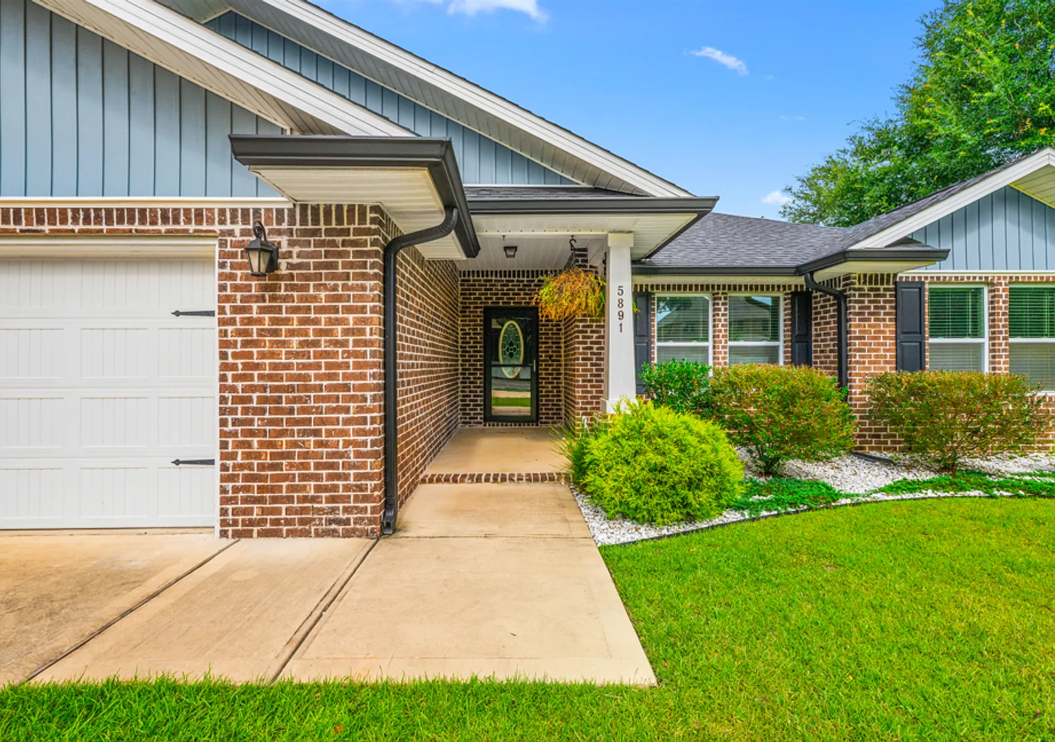 4 Bed 2 Bath home in Milton — Photo 1