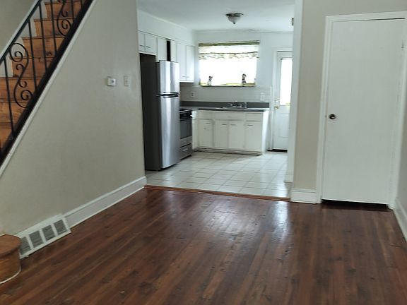 4th image of 1837 Daly St