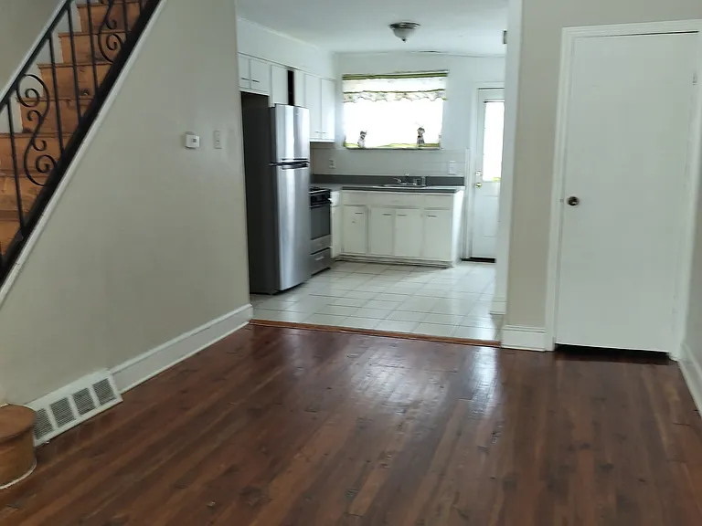 1837 Daly St — Photo 3