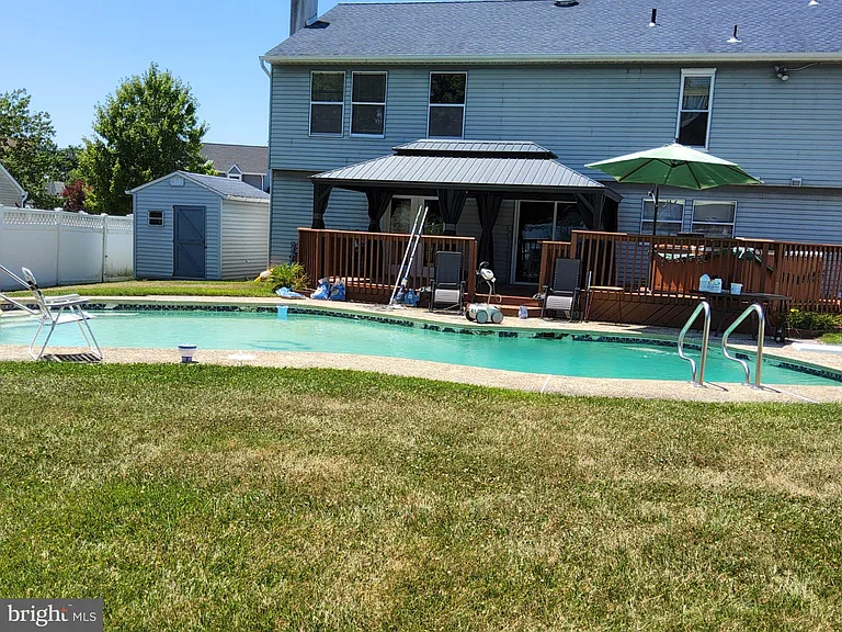 504 Parliament Rd — Photo 8
