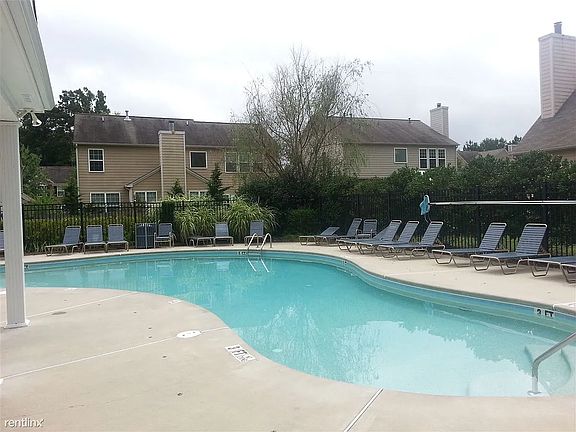 3rd image of 2450 Grandale Dr