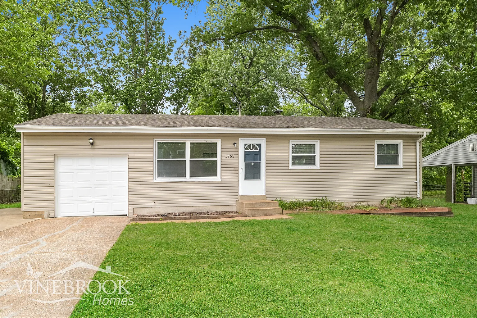 1365 Broadlawns Ln photo 1