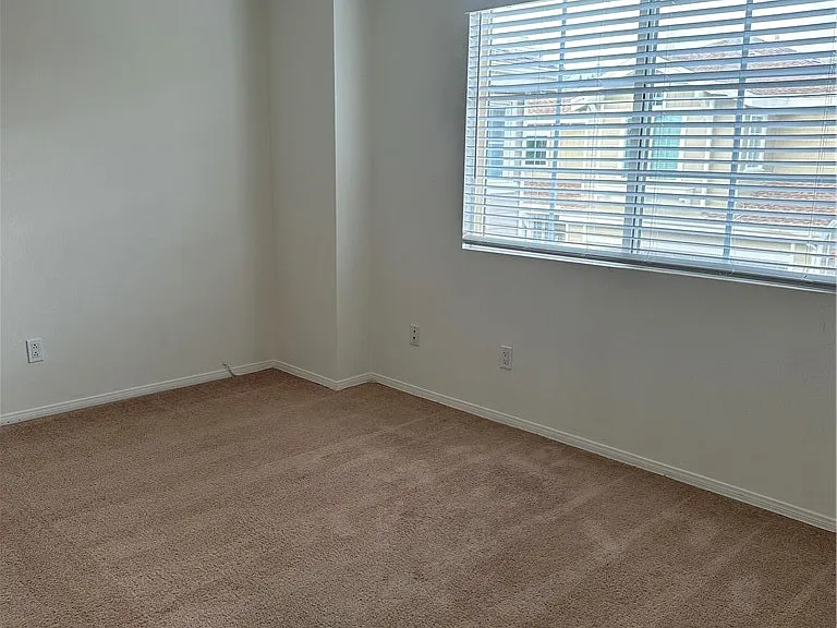 408 Middlebury Ct — Photo 32