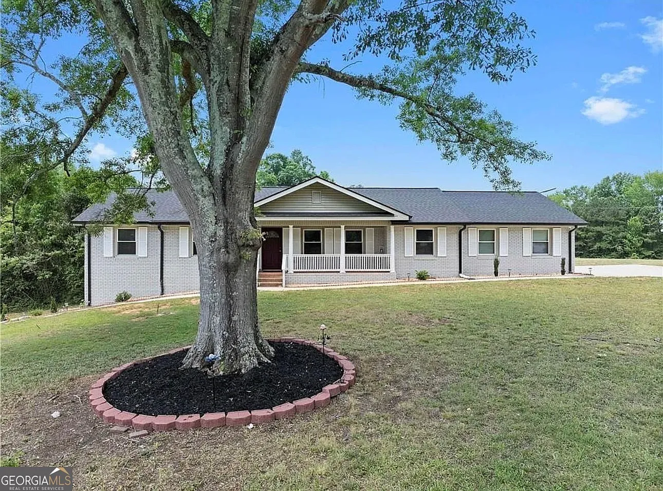 5 bed, 3.0 bath, 3200 sqft, $3,450 — Photo 2