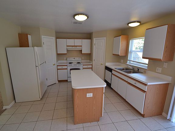 5th image of 829 Sunset Cove Dr