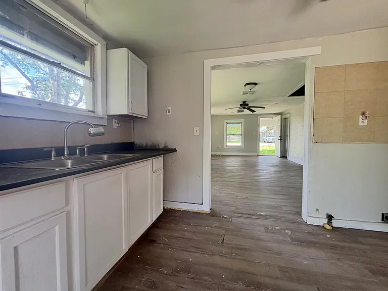 701 N Hackberry St — Photo 3