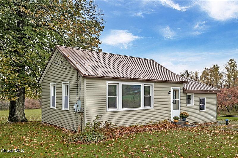 5th image of 405 Spicer Road