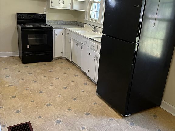 4th image of 114 S Center St