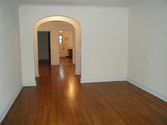 4th image of 6123 N Claremont Ave APT 3
