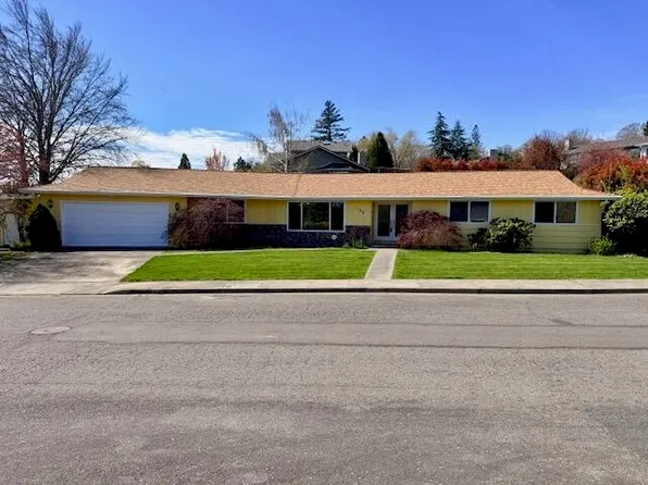 108 NW Sunhill Dr, Grants Pass, OR 97526