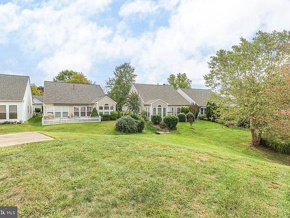 3rd image of 19 Lucketts Ct
