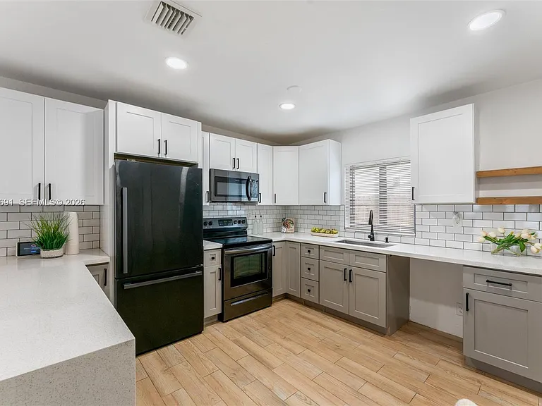 6161 NE 7th Ave — Photo 9