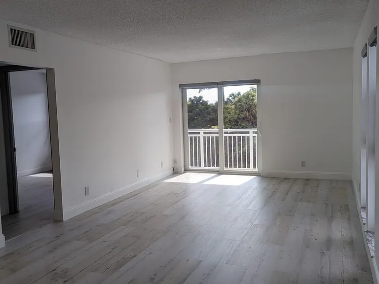 405 S Pine Island Rd #304D — Photo 2