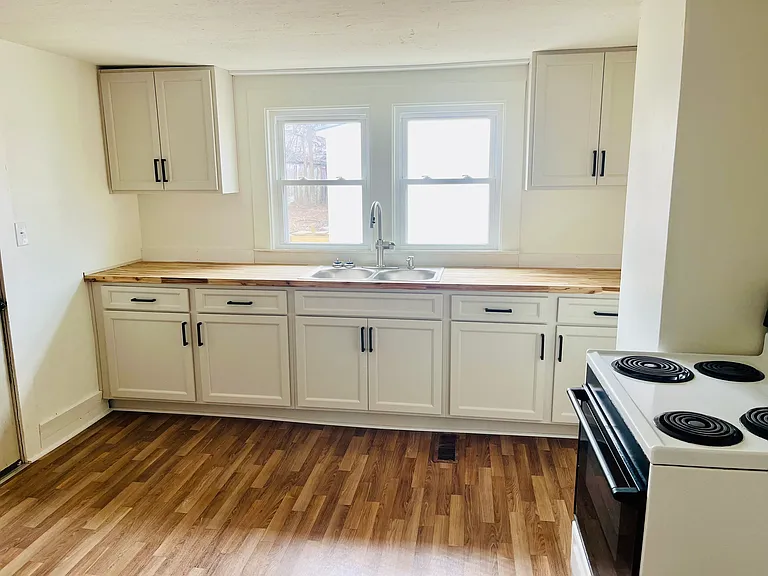 211 Cedar St — Photo 4