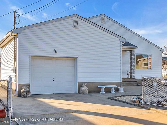 5th image of 506 Newport Ave