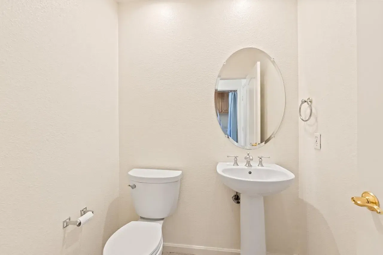 3 bed, 2.5 bath, 1818 sqft, $4,500 — Photo 2