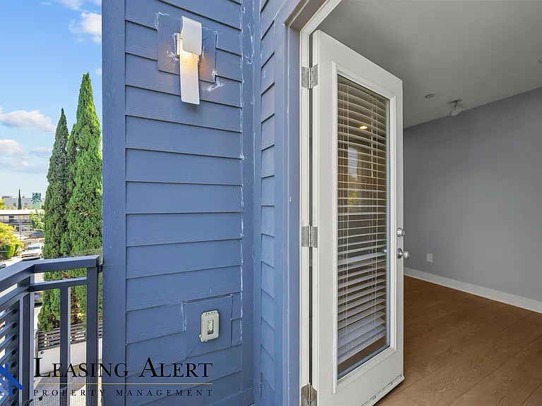 1957 1/2 Vista Del Mar Ave — Photo 18