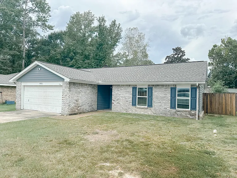 1952 Charlotte St — Photo 2