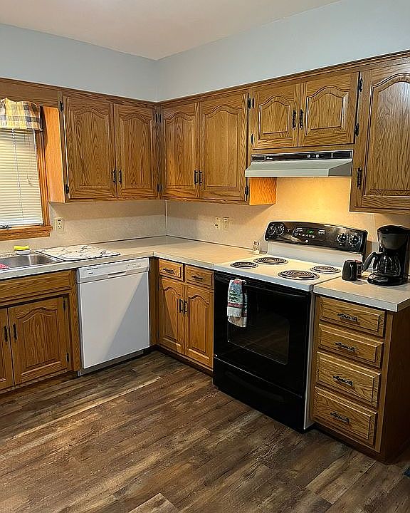 Kitchen w/ new floor 2019