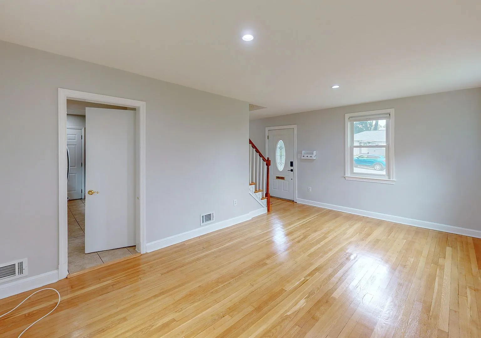 Close In Silver Spring Updated 3 Bed + 2 Ba — Photo 3