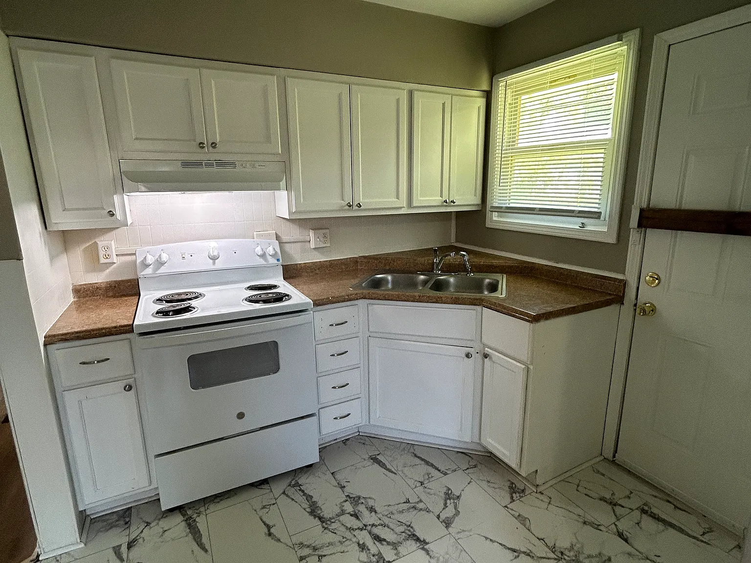 3 bed, 864 sqft, $1,295 — Photo 2