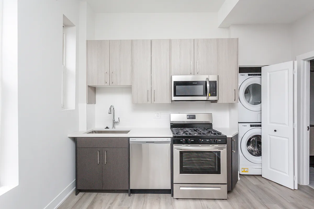 Building Photo - 818 W 18th St #4M
