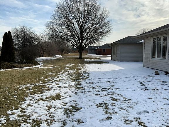 5th image of 830 Berkshire Dr